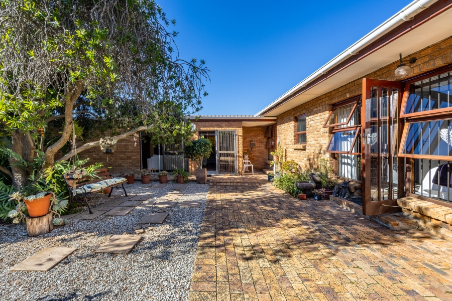 5 Bedroom Property for Sale in Sonstraal Western Cape